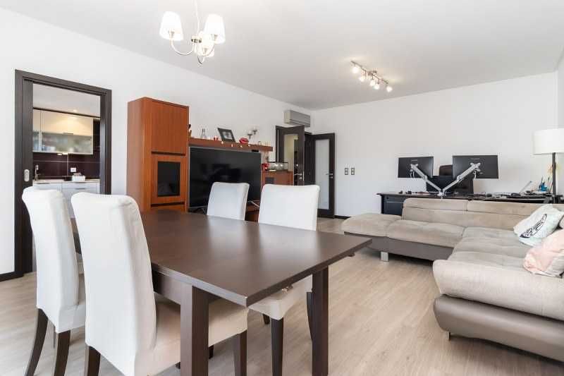 Mesa de Jantar extensível, com cadeiras.