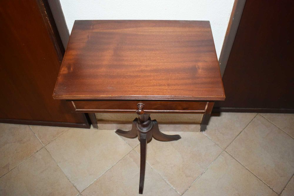 Mesa de apoio c/ gaveta