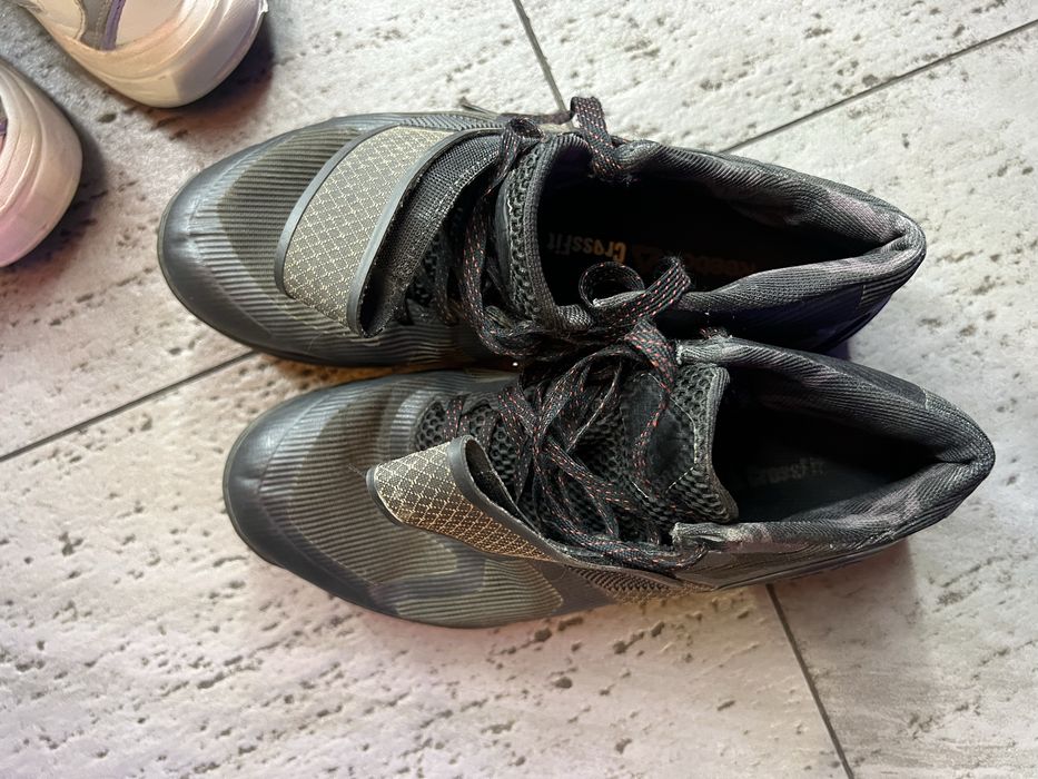 Чоловічі кросовки даром