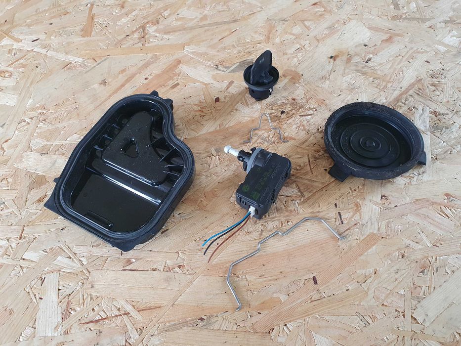 Osłona zaślepka silniczek lampy prawy przód Seat Leon 2 II kpl