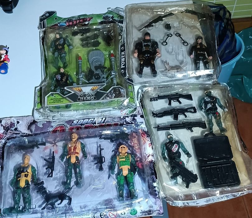 Brinquedos conjuntos , polícias soldados e acessórios vintage plastico