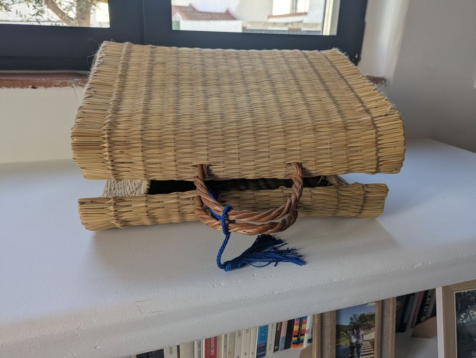 Cesta de junco tradicional