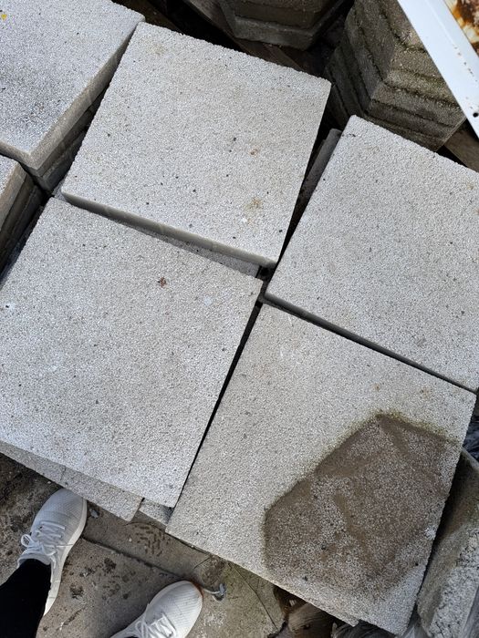 Mosaicos quadrados com pedrinhas usados
