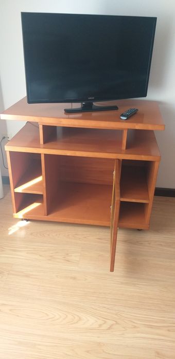 Móvel de TV com tampo giratório e bar