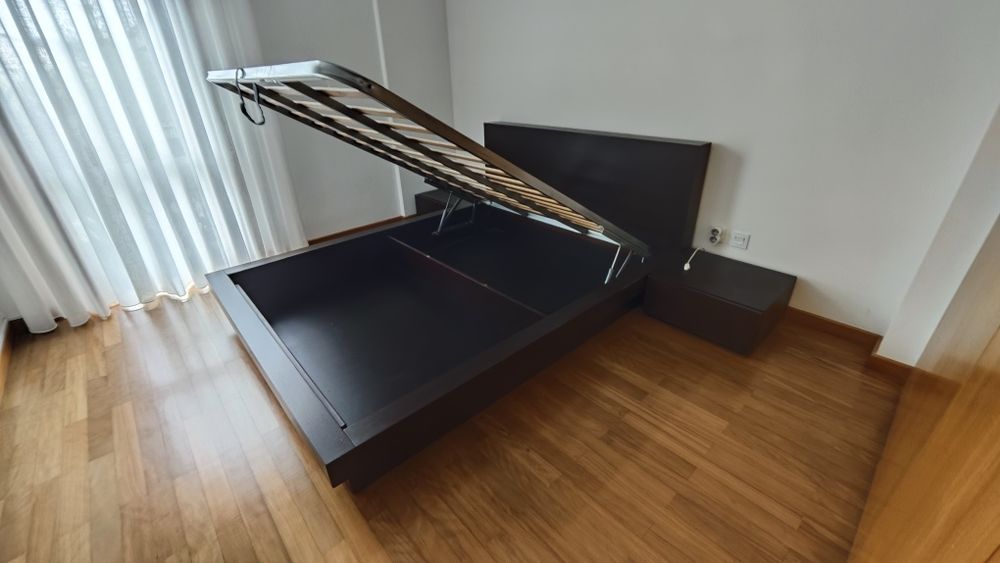 Cama de casal e mesa de cabeceira em wenguê chocolate