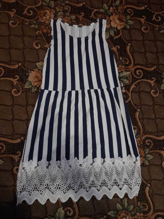Сукня в полоску з круживом