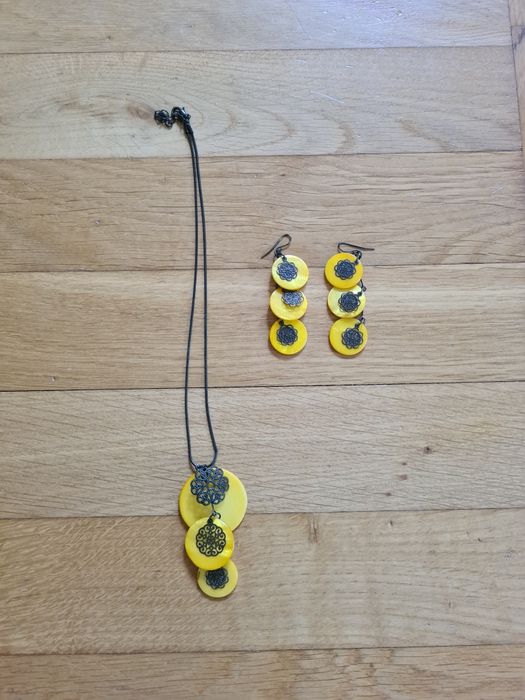 Ciemnożółte kolczyki i naszyjnik