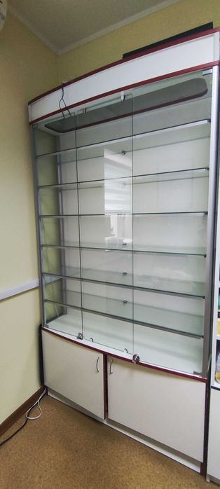 Вітрина скляна з освітленням, центр міста