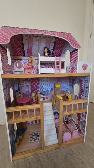 Drewniany domek dla lalek- z mebelkami i 5 mini laleczkami