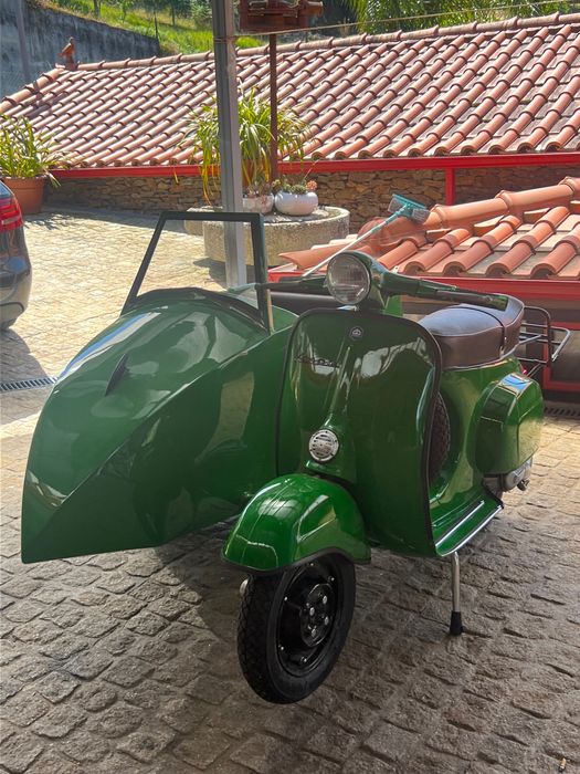 Vespa com saidcar
