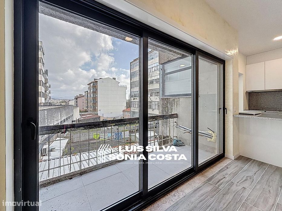 Apartamento T4 Totalmente Remodelado com 2 Varandas e Elevador –...