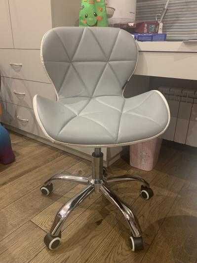 Кресло серое+белое компьютерное офисное Demure стул для мастера