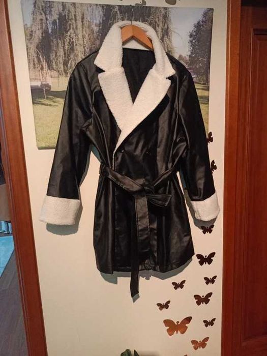 Casaco preto em pele sintética com pelo branco Shein Curve 1xl