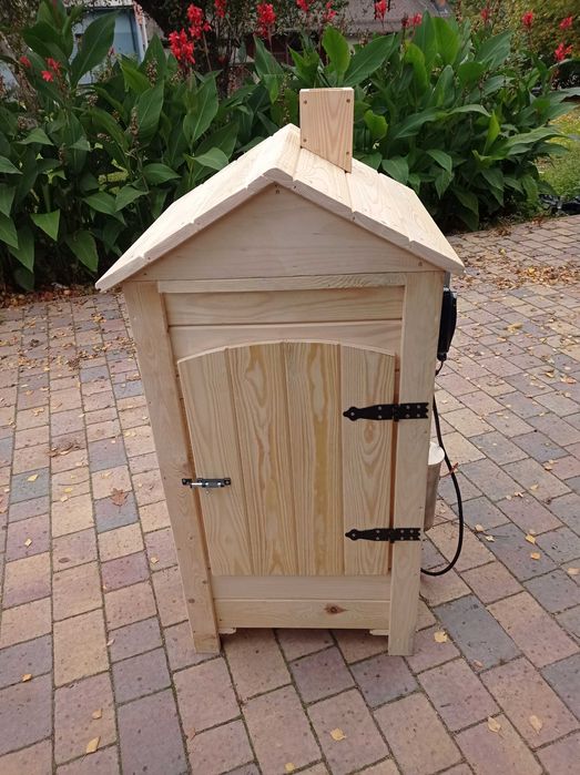 Drewniana wędzarnia ogrodowa elektryczna