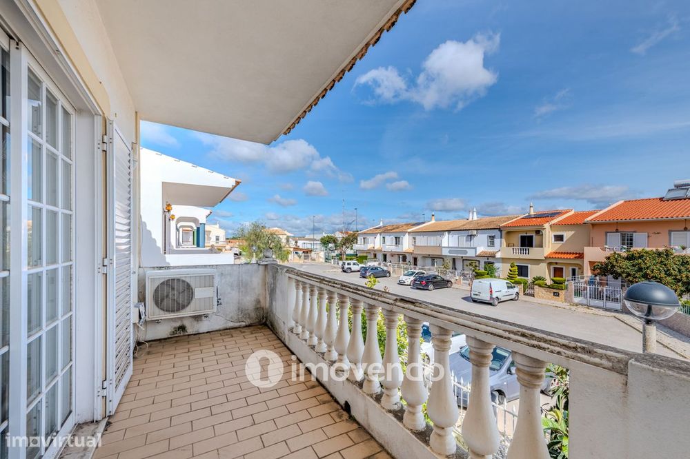 Moradia T4, com áreas amplas e jardim, em Faro