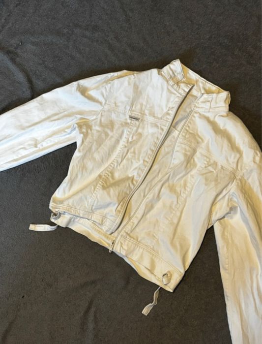 biała ciebka kurtka