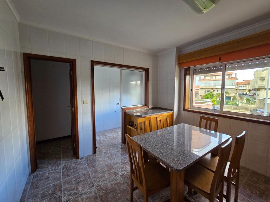 Vendo ou arrendo T3 com 3 casas de banho e parqueamento - cozinha equipada, em Mozelos