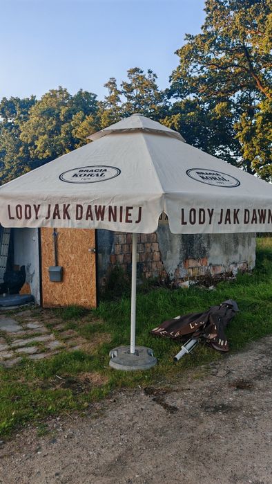 Parasol z podstawą betonową