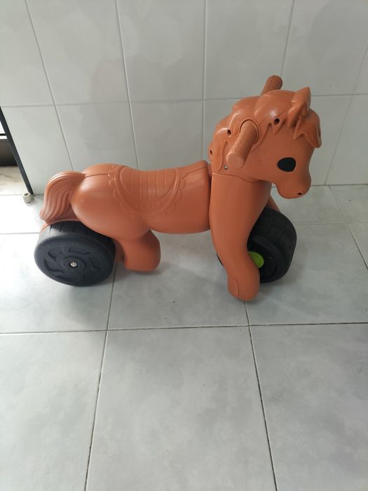 Cavalinho com rodas criança marca FEBER