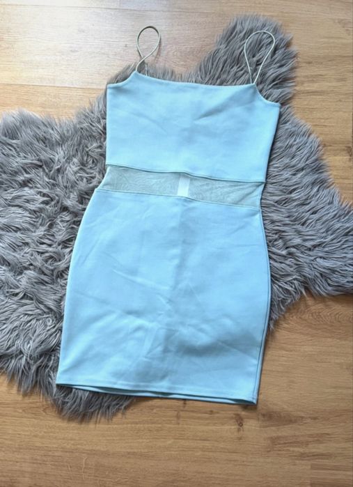 Błękitna dopasowana sukienka na ramiączkach Missguided