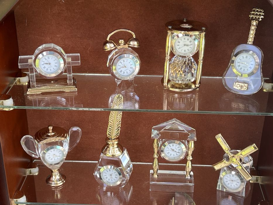 Vitrine decorativa com coleção de 12 mini relógios