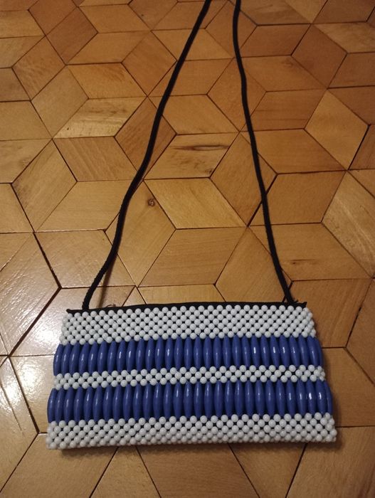 Mała torebka kopertówka z koralików z Afryki Uganda