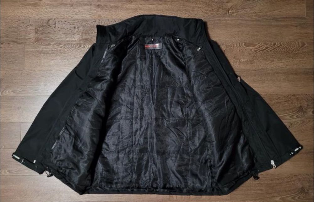 Продам куртку Prada (оригинал).