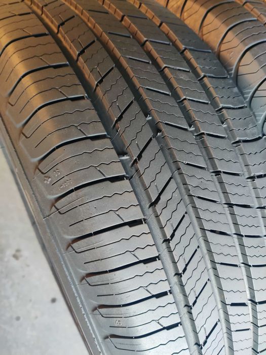 Шини всесезон R16 215 65 Michelin Defender з американця
