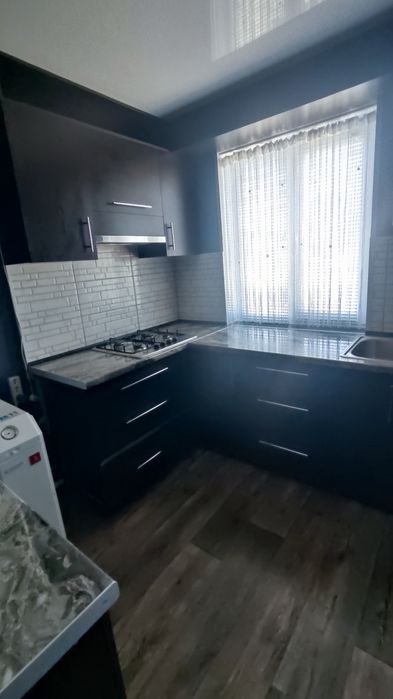 Продам 4-х кімнатну квартиру з автономним опаленням .