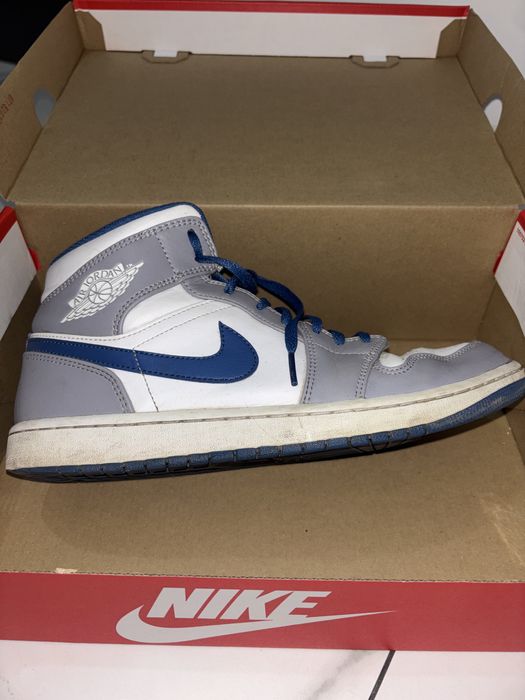 biało-granatowe nike air jordan 1 mid