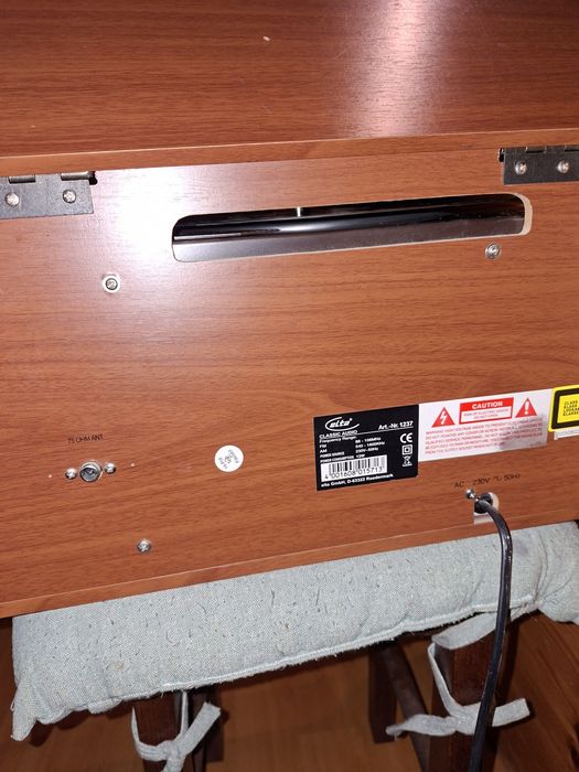 Wieża retro z gramofonem.