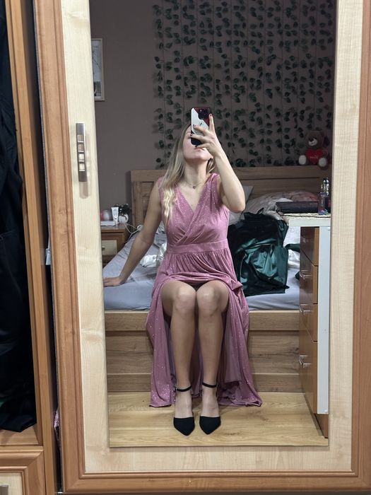 Różowa brokatowa sukienka