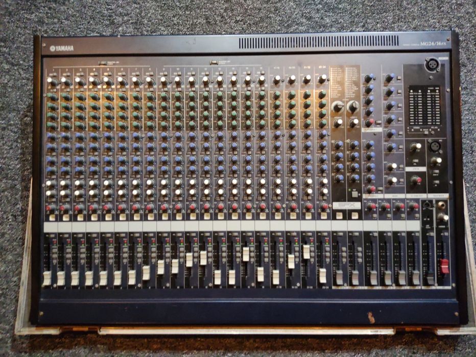 YAMAHA MG24/14 FX mikser