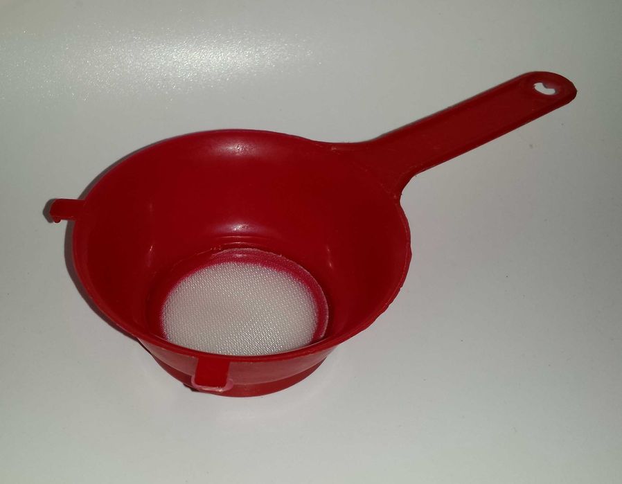 Посуда Кухонное пластиковое мелкое ситечко сито с ручкой ушками сетка