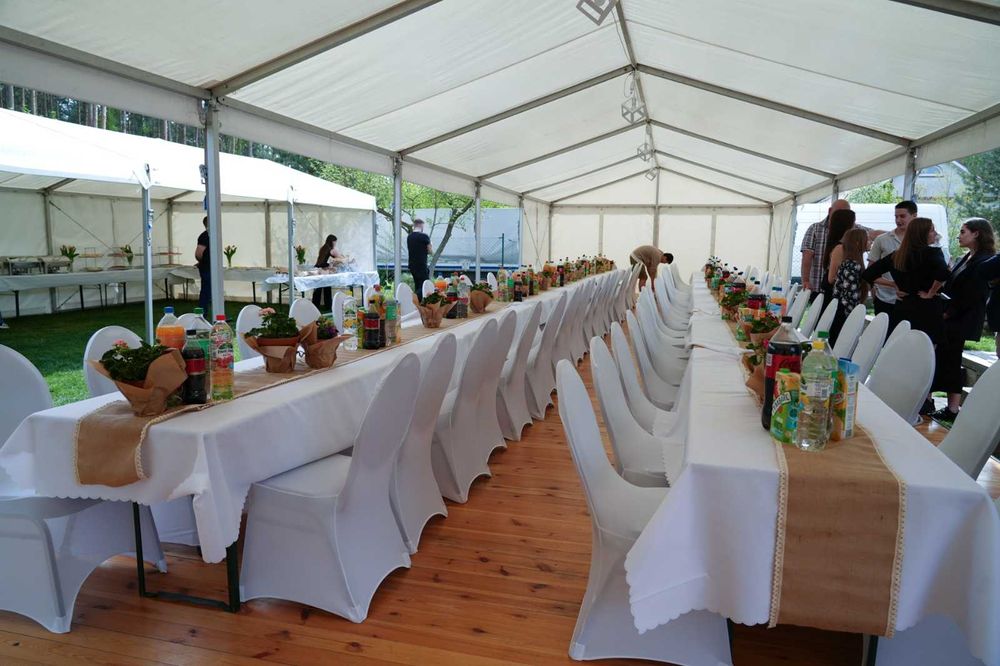 Namioty stoły krzesła scena hala namiotowa