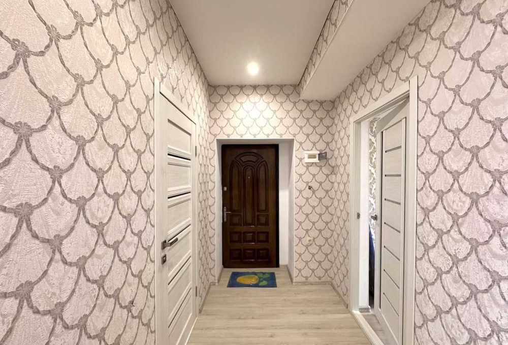 продаж 2 кімн сталінки Садова 2 поверх ремонт,гараж,закритий двір