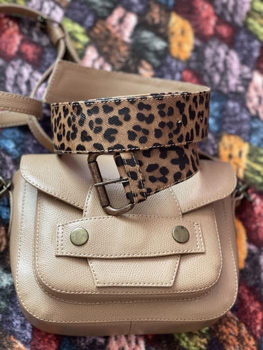 Жіноча сумка кроссбоді з поясним ременем, бежевого кольору