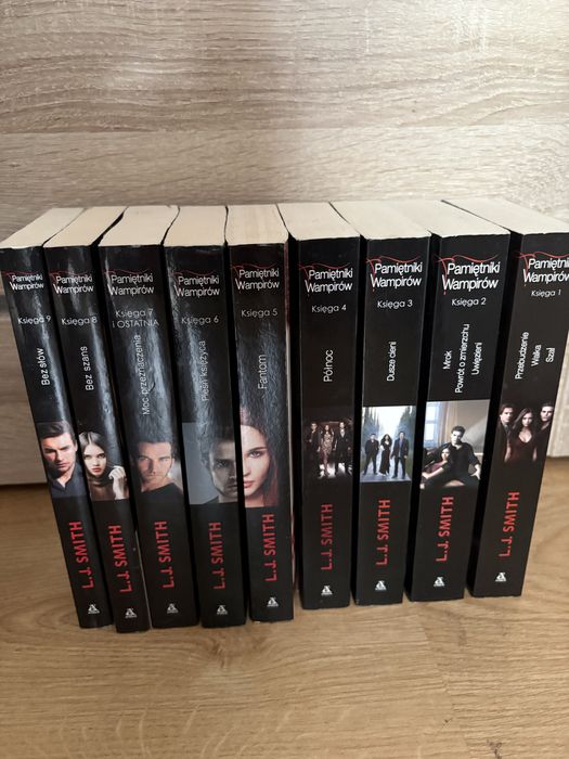 komplet 4 książek „Pamiętniki Wampirów”.