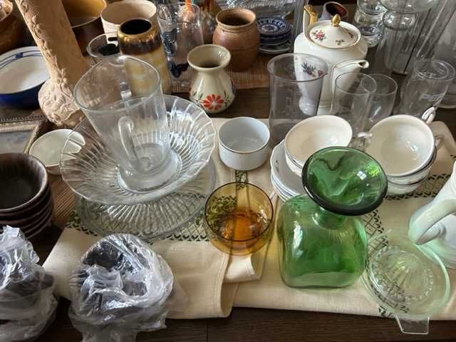 zestaw naczyn szklanych i porcelanowych