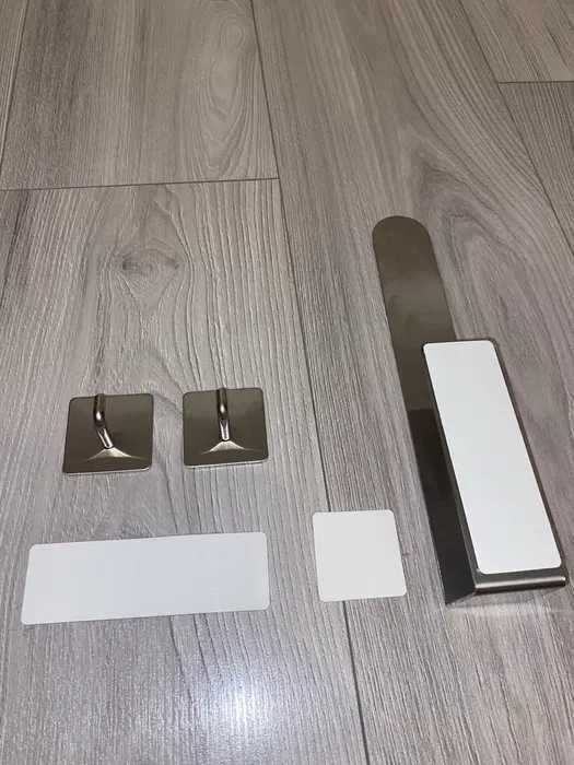 Samoprzylepne uchwyty łazienkowe