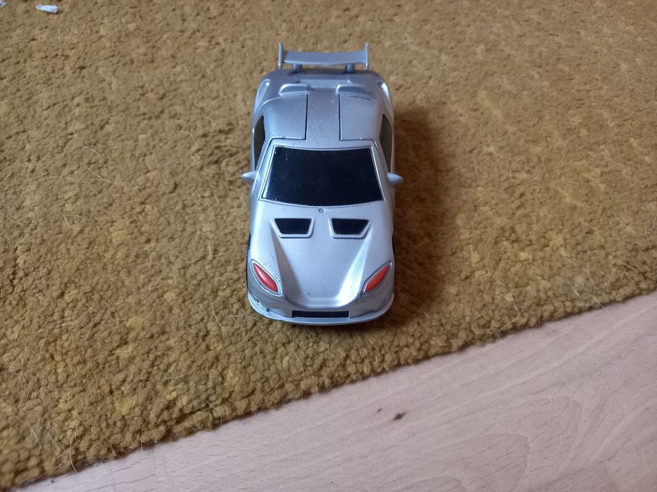 Srebrny samochód zabawka