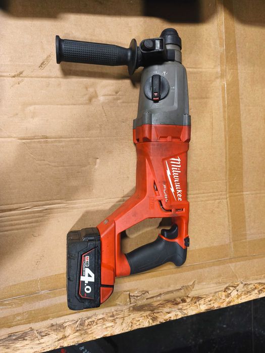 Młotowiertarka Milwaukee M 18 CHD + 2 aku 4,0 ah + ładowarka + walizka
