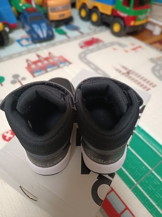 Дитячі високі кросівки adidas Hoops Mid 3.0 Aс  25,5
