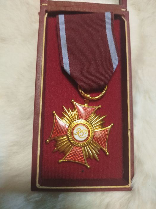 Eleganckie Odznaczenie z Symbolem "RP" w Oryginalnym Pudełku