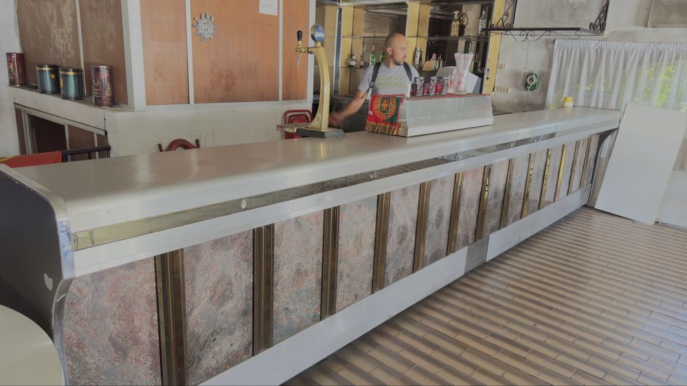 Balcao com barra para cerveja de marmore e ferro