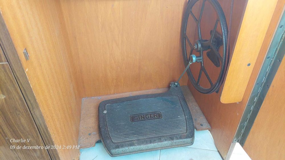 Máquina de Costura Singer 15K com móvel
