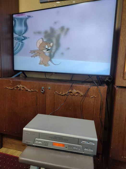 Видеомагнитофон Sharp и 30 касет