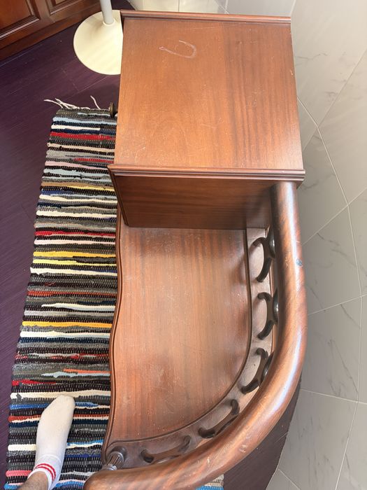 Mesa de telefone em madeira de castanho