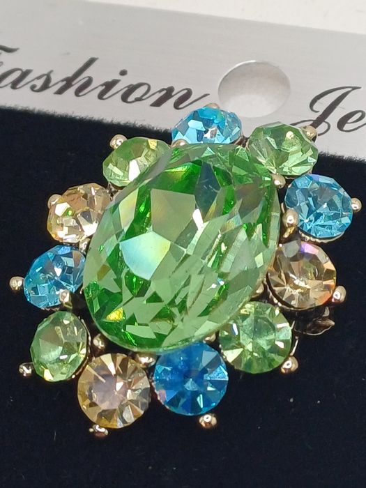 Ozdobna broszka w zielonym kolorze