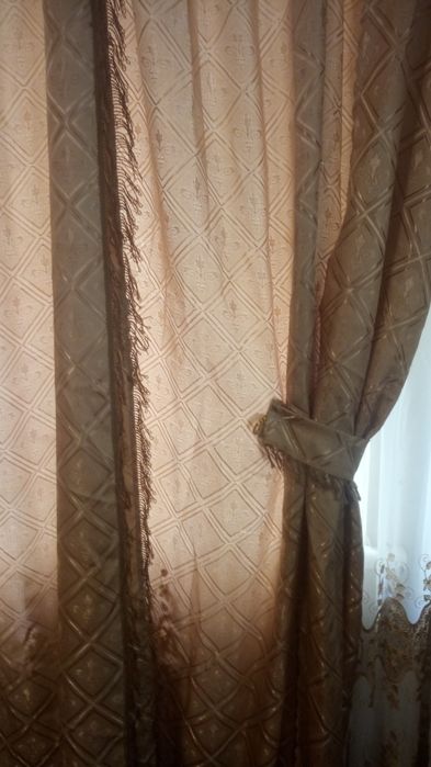 Две не прозрачные шторы на окно с ламбрикеном